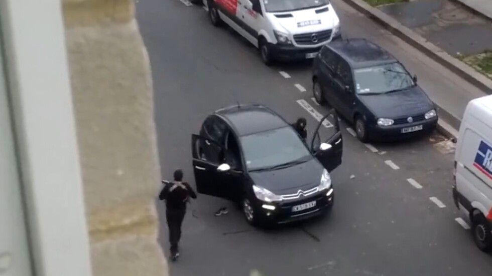 Маскирани застреляха 12 души в редакцията на сатирично списание в Париж (СНИМКИ и ВИДЕО)