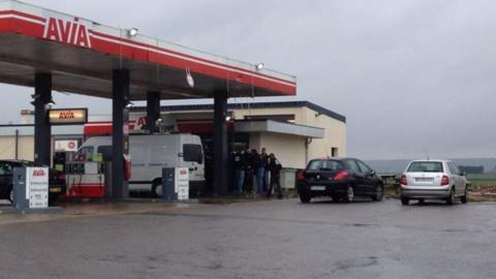 Заподозрените за атентата стреляли на бензиностанция в Северна Франция