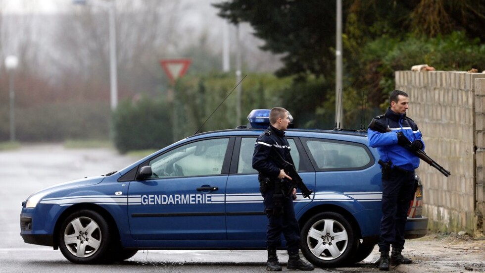 Мъж взе заложници близо до Париж, след като уби полицай