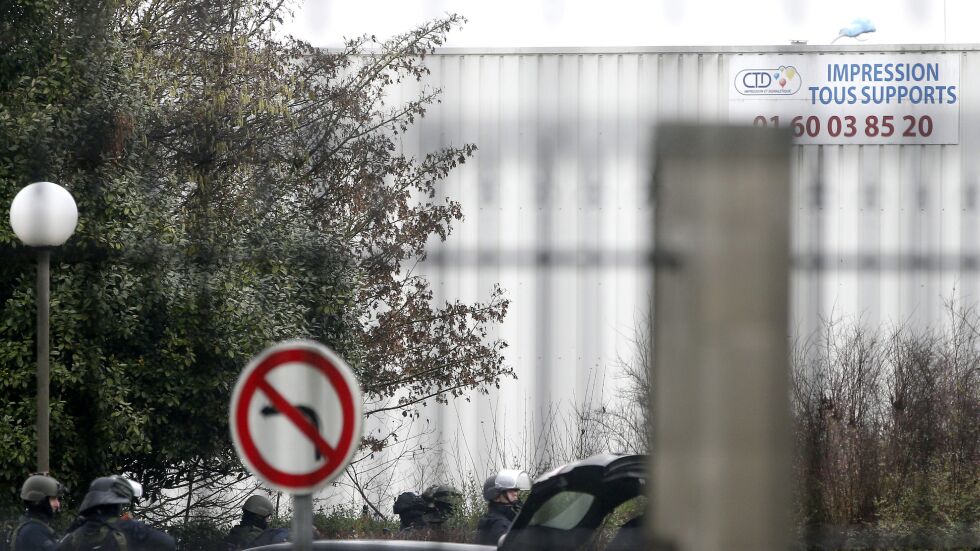 Атентаторите от Париж държат заложник, готови са да умрат като мъченици
