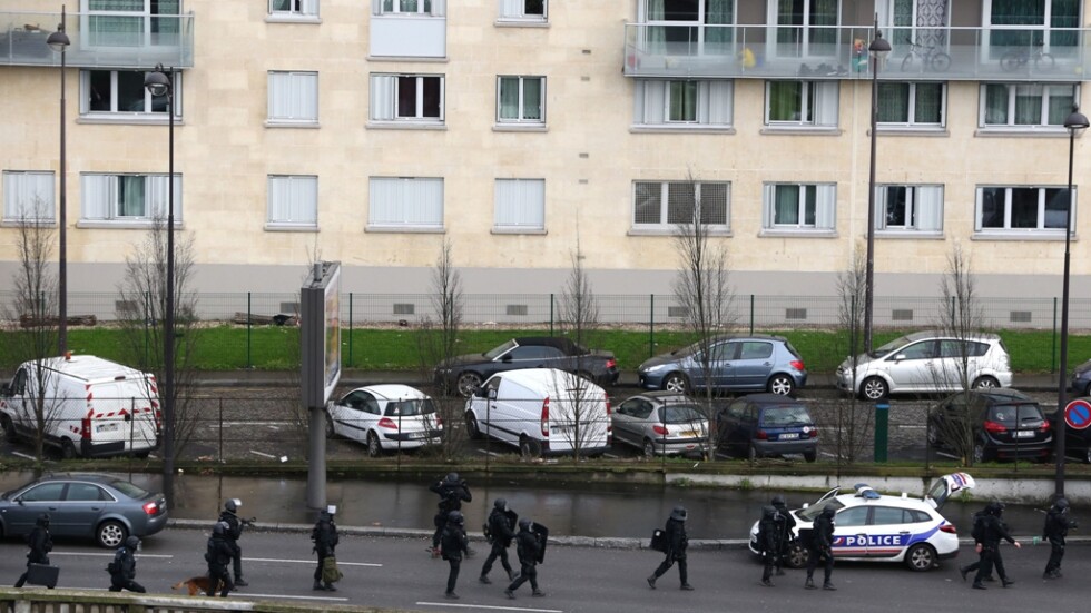 Евакуация на хората около заложническата криза в Париж (ГАЛЕРИЯ)