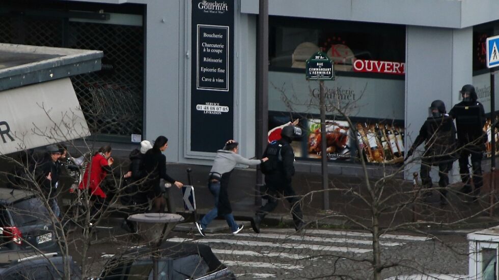 Въоръжен държи заложници в еврейски магазин в Париж