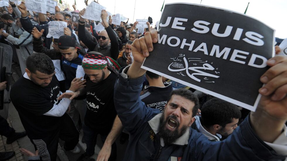 Църкви горят заради "Шарли ебдо" (СНИМКИ)