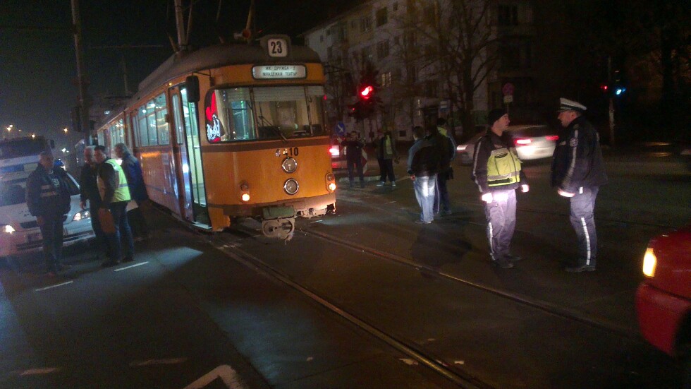 Трамвай прегази двама пешеходци на бул. „Ситняково” (ОБНОВЕНА)