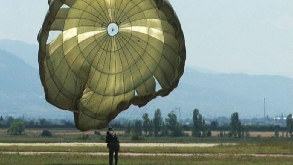 Скандал с поръчка на парашути за 1,6 млн. евро тресе Министерство на отбраната (Обновена)