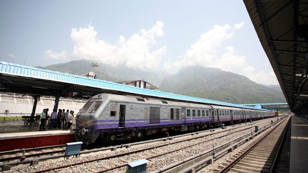 Влак прегази трима младежи след „опасно селфи” върху релсите в Индия