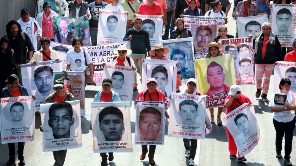 Протест отбеляза 4 месеца от изчезването на 43-те мексикански студенти (СНИМКИ)