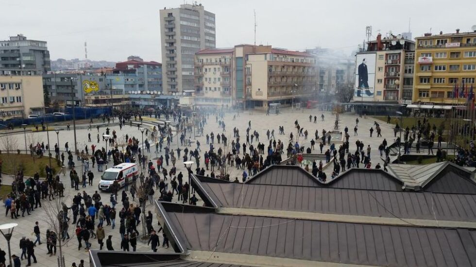 Безредици в Прищина: Хиляди искат оставката на министър сърбин