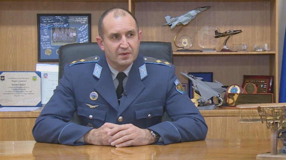 Командирът на военновъздушните сили подаде оставка