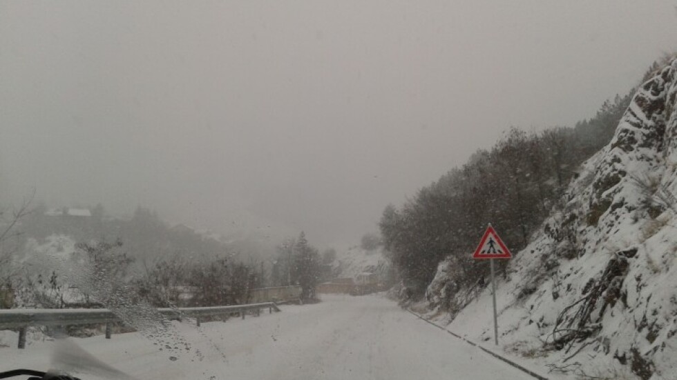 Снегът блокира хиляди на път за София (ГАЛЕРИЯ)