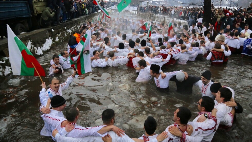  Калоферци се приготвят да влязат в ледените води на Тунджа 