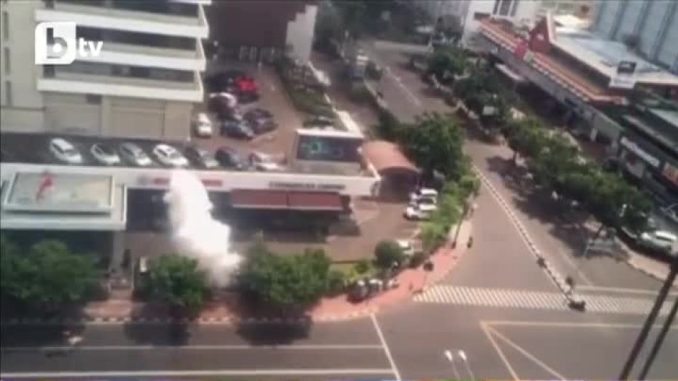 Аматьорско видео показва един от взривовете в Джакарта