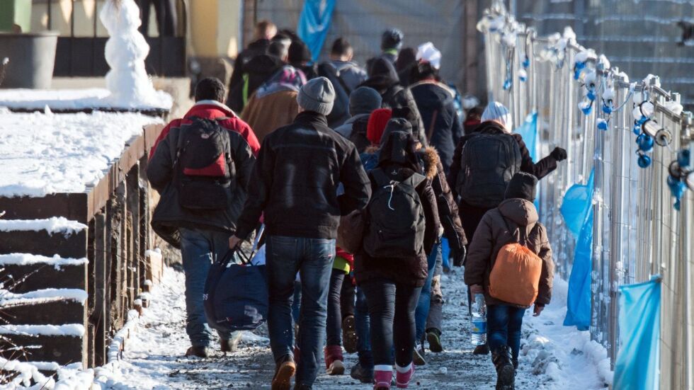 Хипотермия и пневмония грозят хиляди бежанци на Балканите 