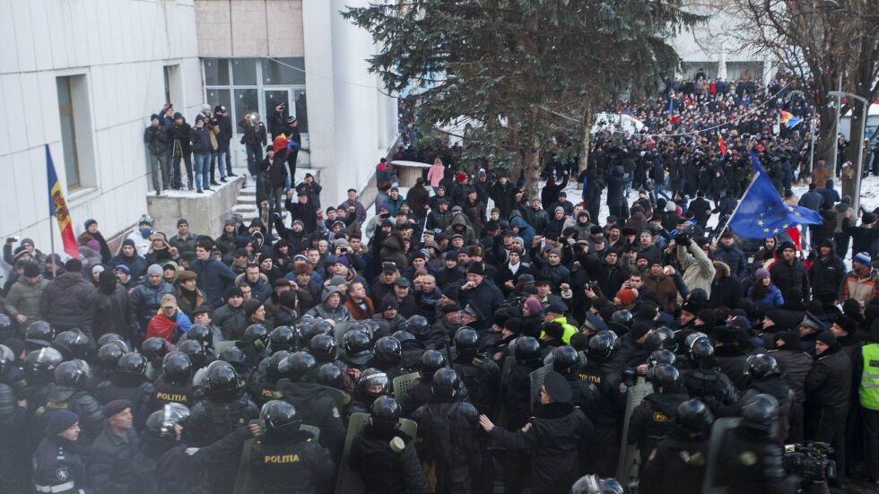 Парламентът в Молдова положи клетва въпреки щурм в сградата