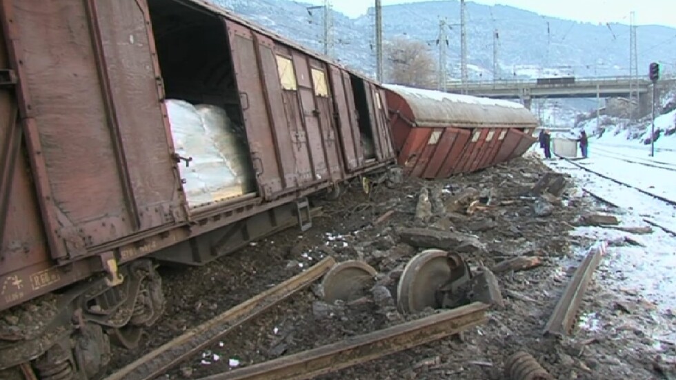 Товарен влак дерайлира край Дупница (ВИДЕО)