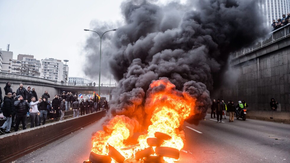 Сблъсъци и барикади на протест на таксиджиите в Париж (СНИМКИ И ВИДЕО) 