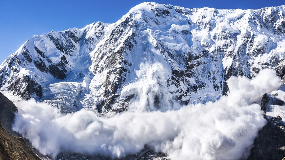 Лавина в Алпите затрупа двама скиори
