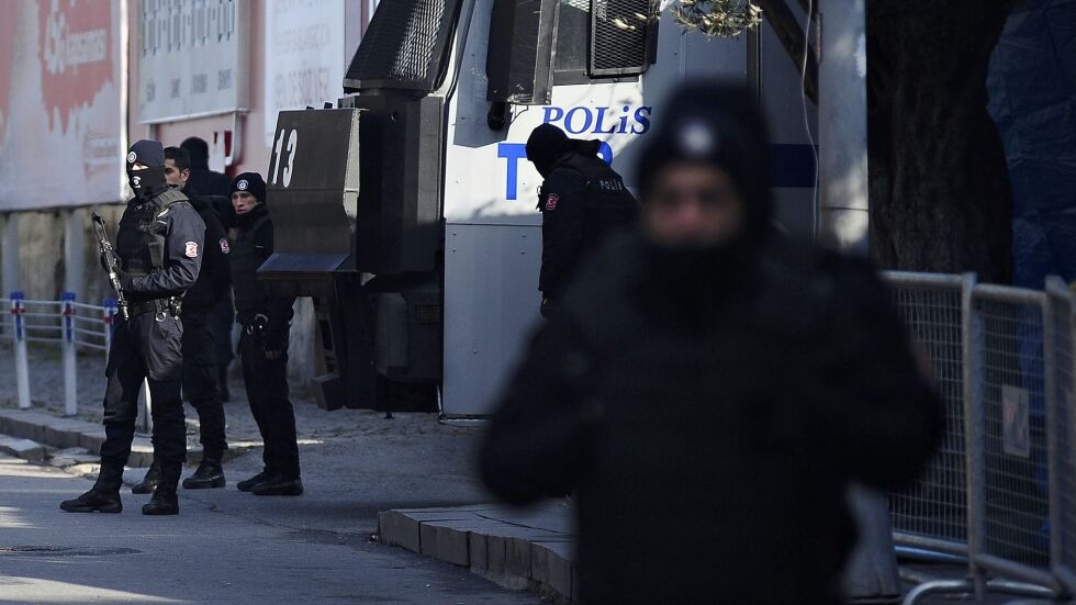 Властите продължават издирването на истанбулския атентатор