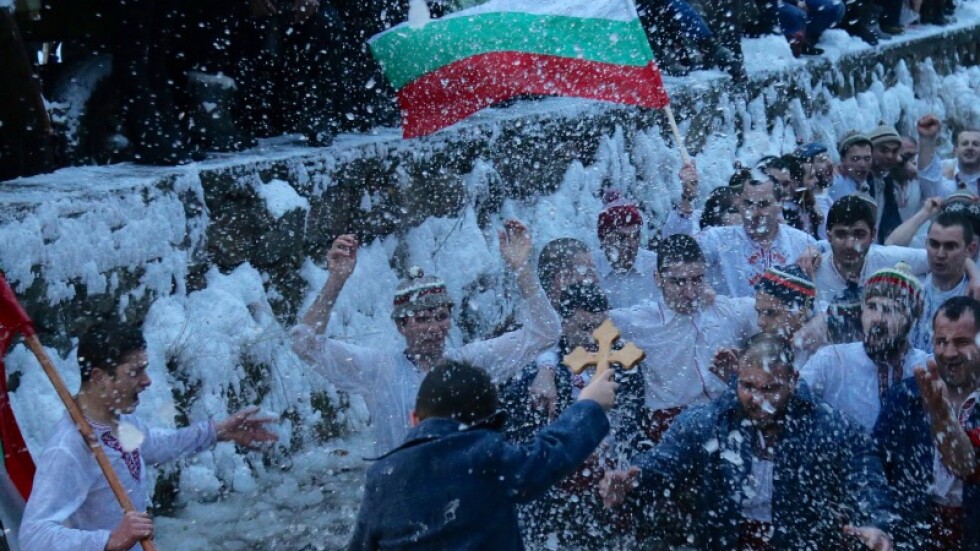 Десетки смелчаци влязоха в ледените води на Тунджа на Йордановден (СНИМКИ) 