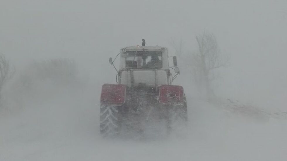 Пътна блокада в Североизточна България заради снега (СНИМКИ И ВИДЕО)