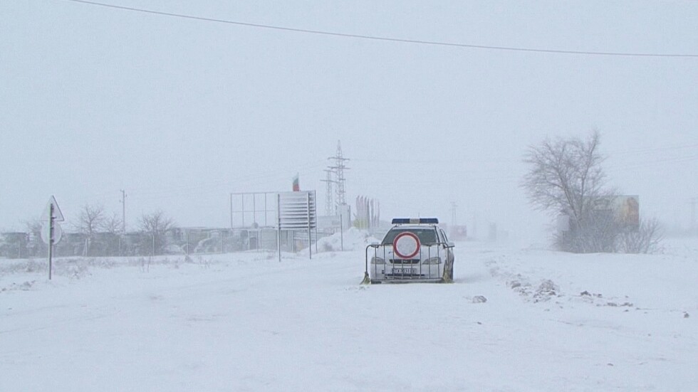 40 сантиметра сняг парализираха България (ОБЗОР)