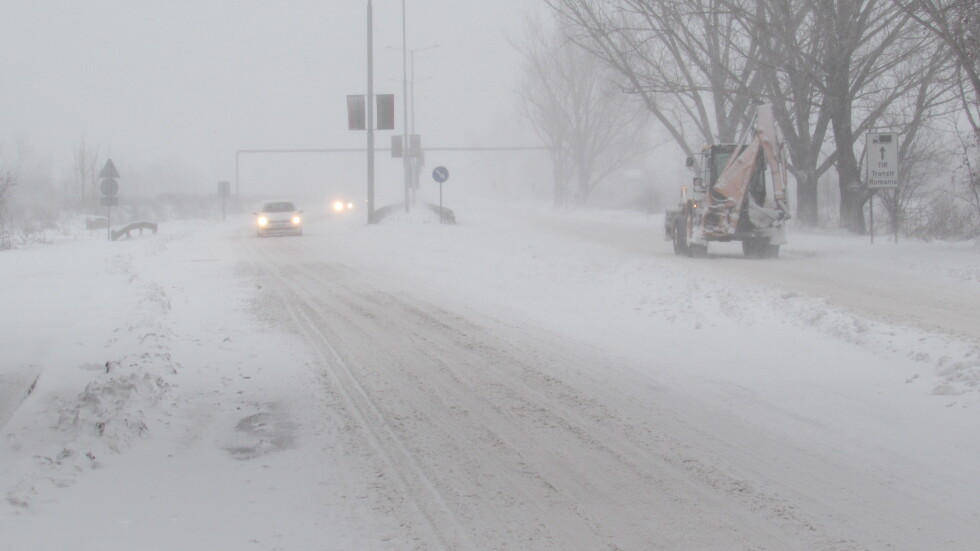 Зимната пътна блокада продължава (ОБЗОР към 12 часа)