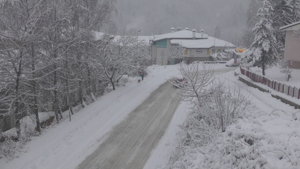 Пътят от Петолъчката за Бургас е затворен за тирове, очаква се нов снеговалеж