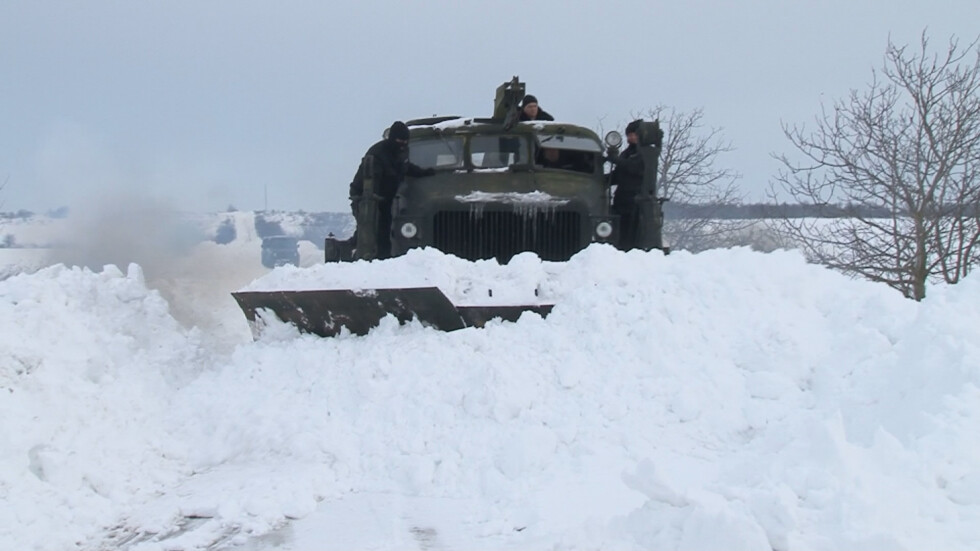 Военни с 60-годишен булдозер пробиват снега на Североизток