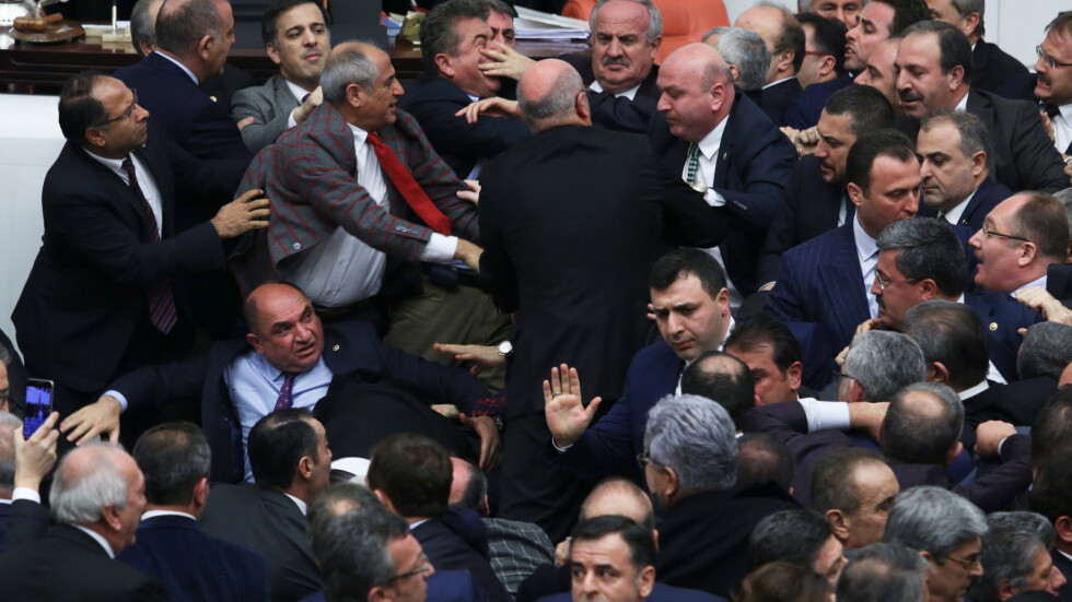 Бой в Меджлиса заради амбициите на Реджеп Ердоган (ВИДЕО)