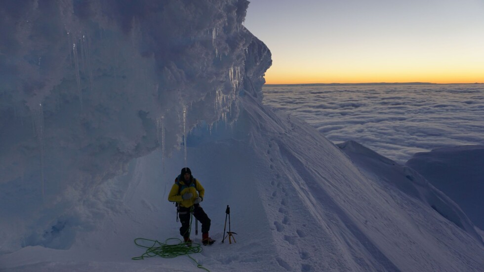 Наши алпинисти бяха спасени при рискована операция в Антарктида (ВИДЕО И СНИМКИ)