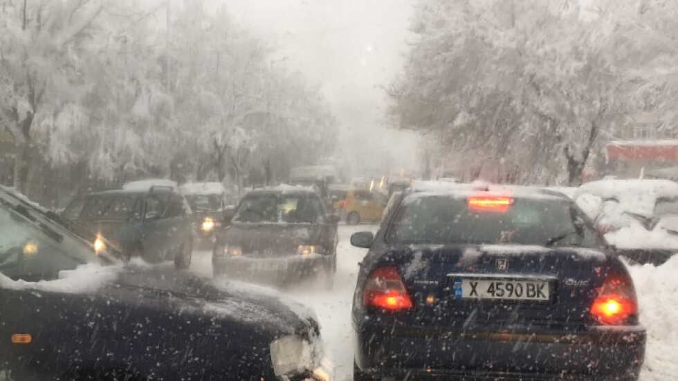 Новите снеговалежи причиниха проблеми в движението в област Хасково