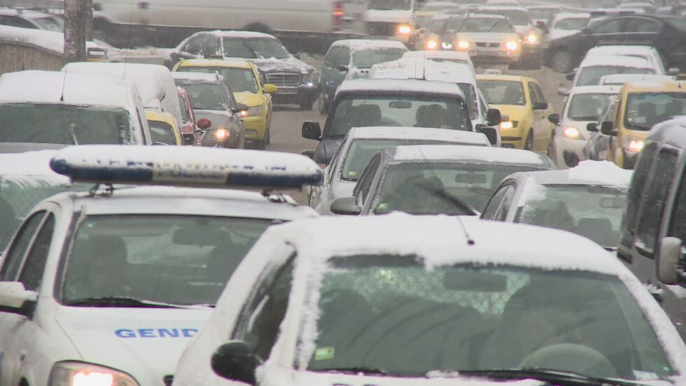 Снегът пак създаде проблеми за шофьорите и пешеходците в София