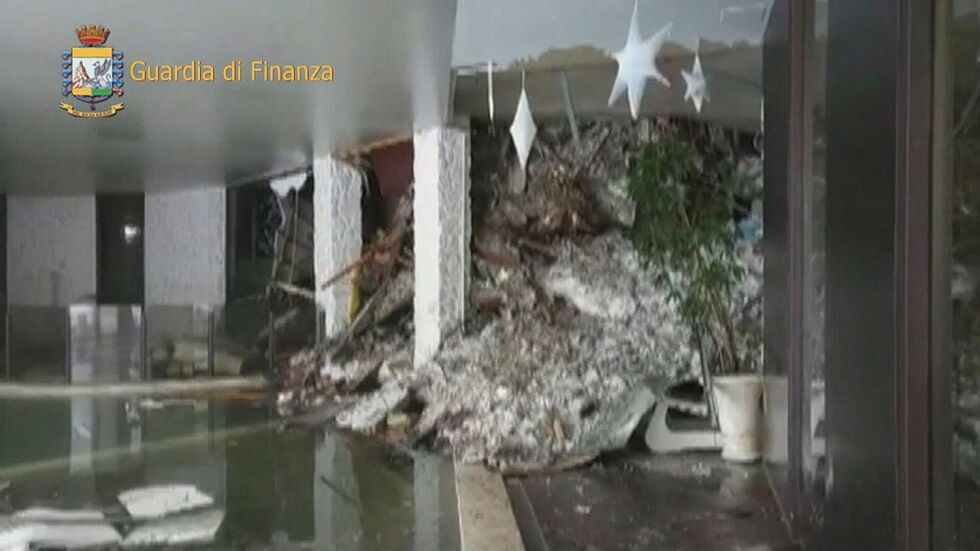 Лавината, паднала върху хотел в Италия, преместила сградата с цели 10 метра
