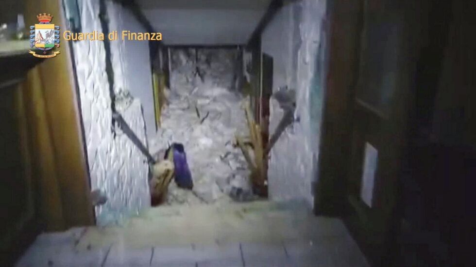 Отнесеният от лавина италиански хотел отвътре (ВИДЕО)