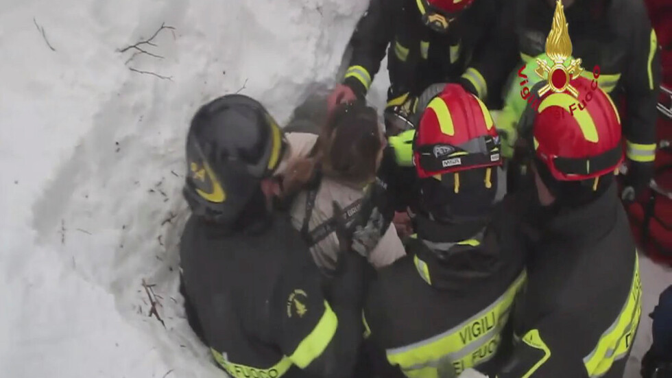 Осем души са намерени живи под лавината, затрупала италиански хотел (ВИДЕО)
