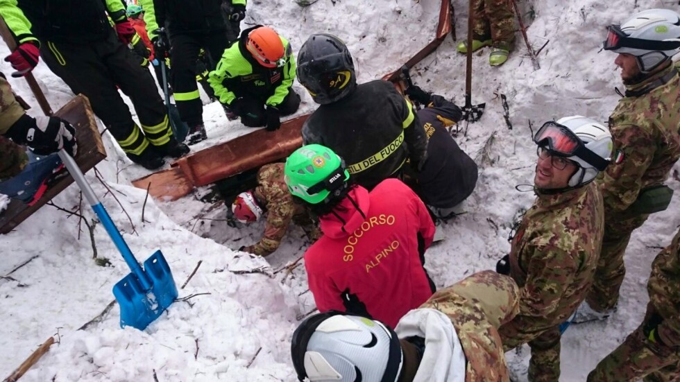 Още три деца са извадени живи изпод развалините на затрупания хотел в Италия