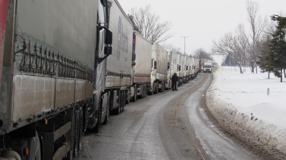 Блокада на границата с Румъния: Шофьори на камиони затвориха движението към Дунав мост 2 