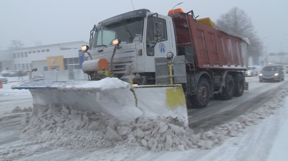 Снеговалежи и бурен вятър в цялата страна, 900 снегорина почиствали пътищата