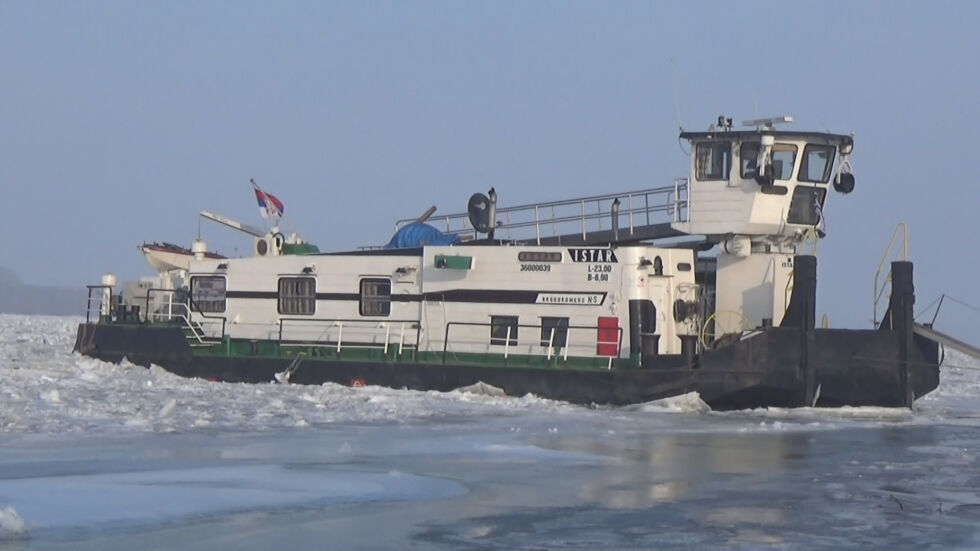 Десетки международни кораби остават в ледената хватка на река Дунав