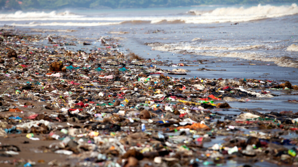 Прогноза: До 2050 г. боклуците в океана ще са повече от всичката риба в него