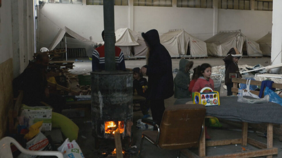 След месеци в складове: Мигранти в Гърция отиват в хотели и апартаменти