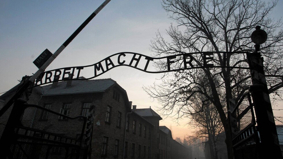 Светът почита жертвите на Холокоста (ГАЛЕРИЯ)