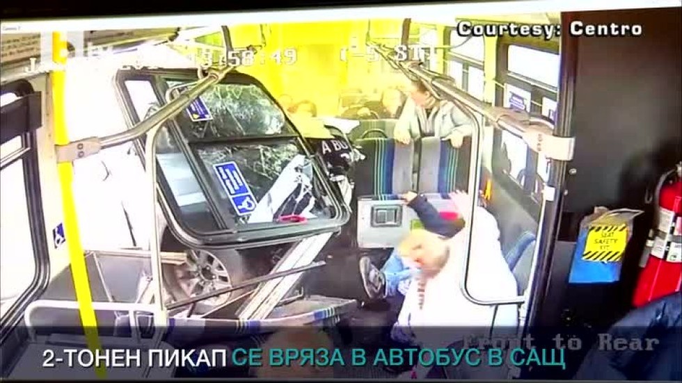 Пикап се заби зрелищно в автобус в Ню Йорк (ВИДЕО)