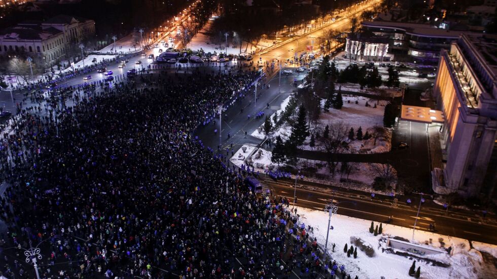 Десетки хиляди румънци на протест срещу новата власт (СНИМКИ)