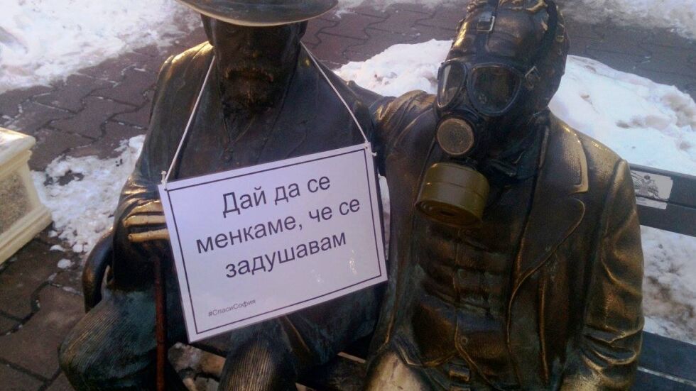 Защо паметници на велики българи получиха противогази (ОБЗОР)