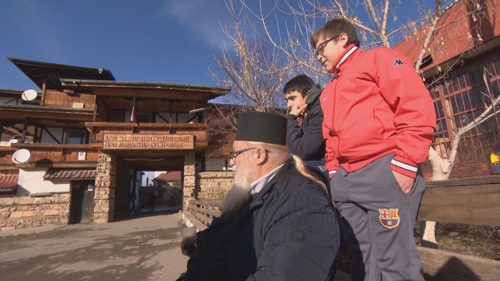 Отец Иван и децата му се върнаха в приюта си, но се нуждаят от помощ