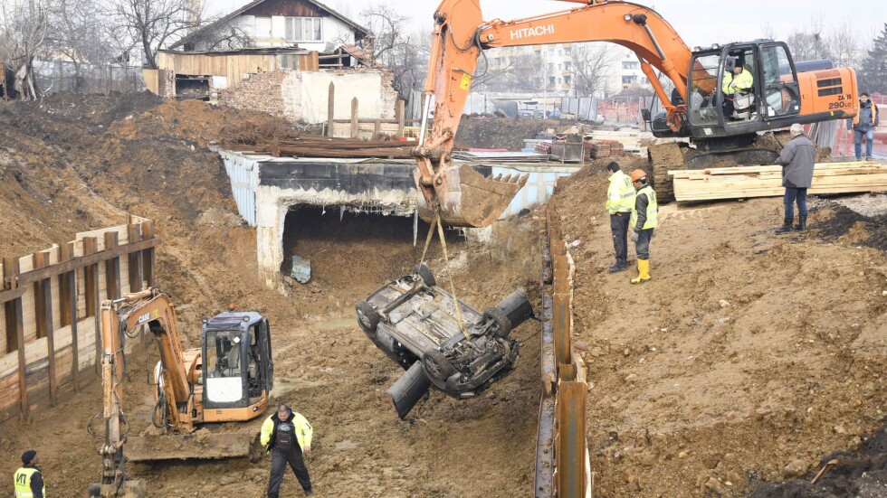 Кола падна в изкопа за метрото в „Овча купел” (СНИМКИ)
