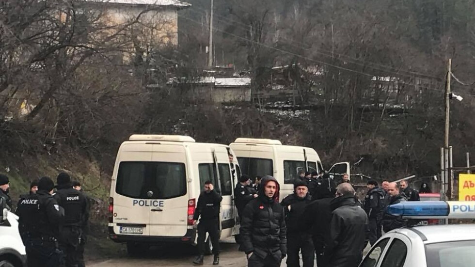 Спецакция в село Луково във връзка с шесторното убийство