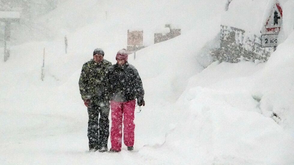 Снегът блокира много туристи във френските Алпи 