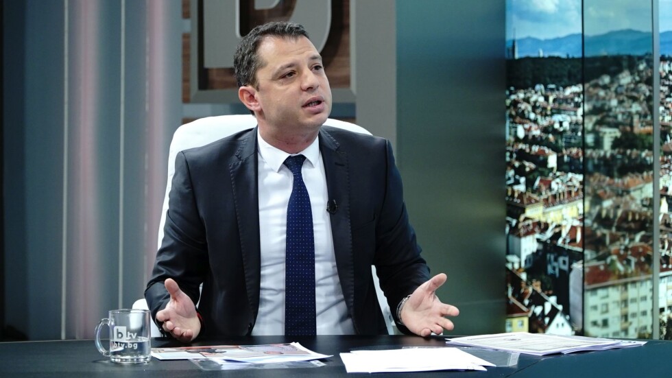 КС: Парламентът е трябвало да приеме оставката на Делян Добрев